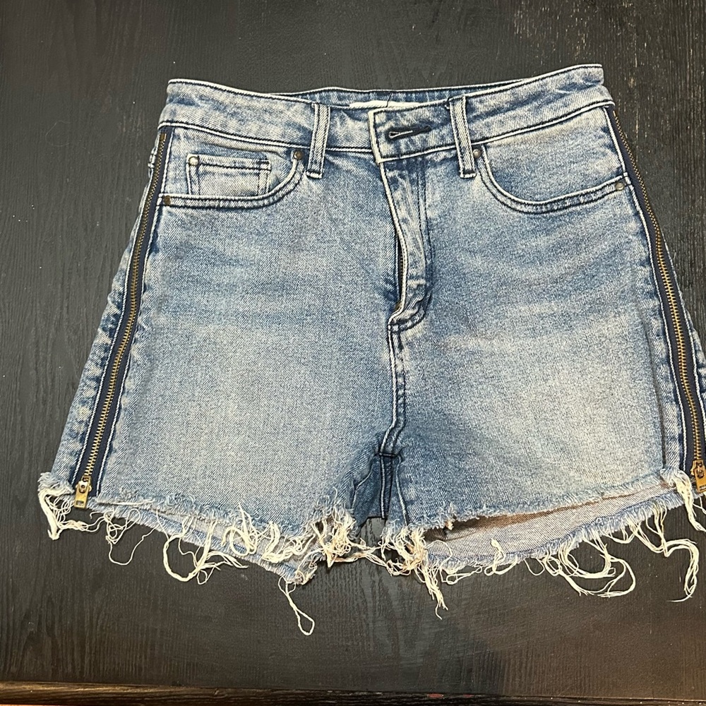 Guess denim shorts with zippable side seams size 27